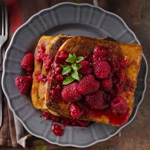 Une recette de pain perdu framboise : Cette recette de pain perdu associe le moelleux du pain perdu et l'acidité des framboises. La recette du pain perdu framboise est une recette totalement de saison