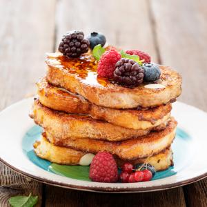 Une recette de pain perdu à réaliser avec des fruits d'été frais entiers ou coupés en morceaux. Utilisez les fruits d'été que vous aimez et saupoudrez le pain perdu de sucre glac