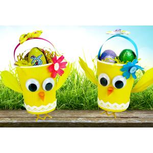 Découvrez un bricolage de Pâques qui permettra de transformer un simple gobelet en carton en un panier poussin trop mignon. Une décoration originale dans laquelle vous pourrez déposer les petits oeufs
