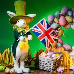 En Angleterre comme en Hollande, la tradition de la fête de Pâques est un peu différente du reste de l’Europe. En effet, ce n’est ni la poule, ni la cloche, ni un lapin qui ramène aux enfants les œufs