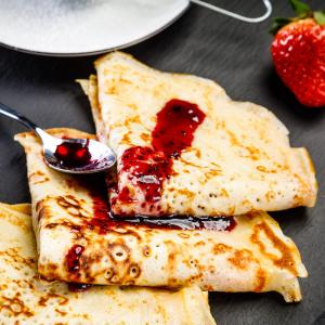 Cette recette de pâte à crêpes est une recette traditionnelle exclusivement au lait. Une recette de crêpes simple pour faire la fête à la chandeleur et au carnaval.