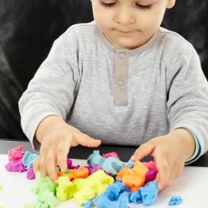 La pâte à sel en maternelle est une bonne idée d'activité manuelle à proposer aux enfants à partir de 2 ans.