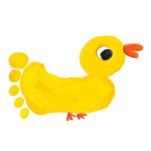 Ce poussin de Pâques est réalisé à partir de l'empreinte de pied de votre enfant ! Le pied ayant laisssé une empreinte sur la feuille il ne reste plus qu'à la transformer en gros poussin.