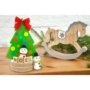 Le sapin de Noël en bois décoré de gommettes pour les maternelles
