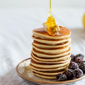 Les petites crêpes russes sont en fait des blinis. Il existe de nombreuses recettes de blinis, voici l'une d'elles facile et rapide à faire. Recette au sarrazin.