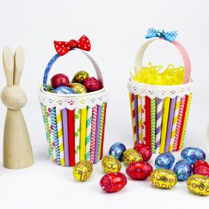 Comment réaliser un panier de Pâques à partir d'un gobelet et de pailles en cartons ? Une activité récup colorée et parfaite pour fêter Pâques avec les enfants. La chasse aux oeufs de Pâques est ouver