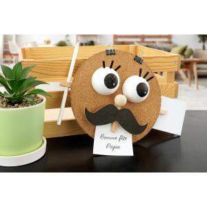 Créez un photophore rigolo en forme de chemise pour la fête des pères ! Une activité simple et lumineuse dès 6 ans, avec tout le matériel sur le site. copie