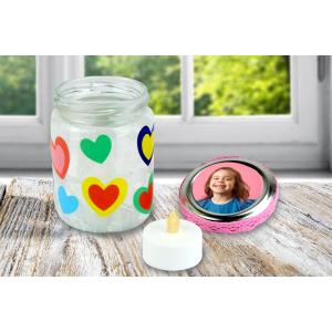 Avec un pot en verre, un peu de papier de soie et des jolies gommettes les enfants vont pouvoir fabriquer un sublime photophore à offrir pour la fête des mères. Un cadeau original et facile à fabrique