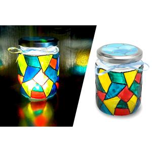 Au cours de cette activité nous allons transformer un simple pot en verre en un sublime photophore effet vitrail grâce à de la peinture et quelques jolis accessoires.