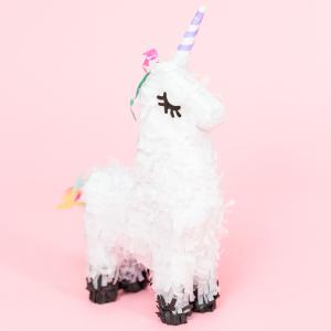 La pinata licorne est indispensable pendant les fêtes d'anniversaire notamment. Retrouvez sans plus attendre plus d'infos sur la pinata et notre sélection pour en acheter une ou en fabriquer une à vos