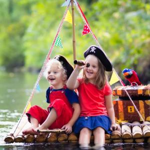 Les pirates sont un thème très prisé par les enfants qui adorent se déguiser, se maquiller et s'imaginer des folles aventures dignes des plus redoutables mercenaires. Retrouvez toutes nos idées d'acti