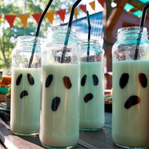 Découvrez comment réaliser très simplement et très rapidement ce milkshake à la vanille et à la pistache parfait pour Halloween.