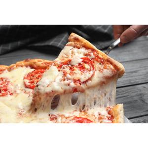 Recette de la pizza à la tomate et au fromage, la plus simple des pizzas. Une pizza à faire avec une pâte à pain achetée chez le boulanger ou une pâte à pizza fraîche ou