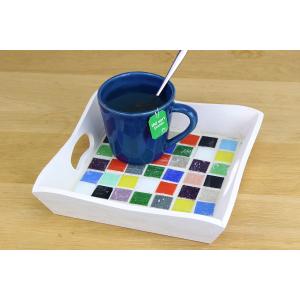 Pour apporter de bonnes boissons fraîches ou un petit déjeuner cet été, découvrez ce nouveau tutoriel pour apprendre à décorer facilement un plateau avec des mosaïques. Cette activité facile p
