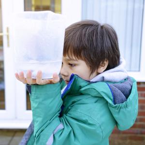 Activité de découverte pour fabriquer un pluviomètre très simple pour observer la pluie avec les jeunes enfants de moins de 6 ans. Une activité pour partir à la découverte des ph