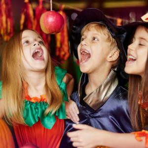 La pomme suspendue aussi appelée pomme à croquer est un très vieux jeu très drôle à mettre en place pendant un goûter ou une soirée à thème. Retrouvez toutes nos infos pour préparer, mettre en place e