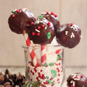 Ce pop cake de Noël au chocolat est une bonne idée de dessert de Noël à proposer aux enfants sur votre table de fêtes.