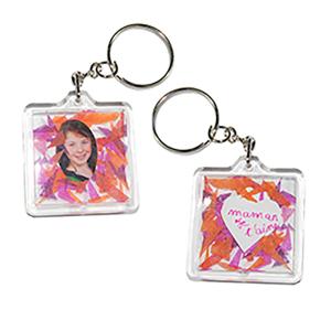Réalisation d'un porte clefs personnalisé à partir d'un porte clés en plastique transparent composé de deux partie emboitable permettant d'insérer une photo et autres décorations