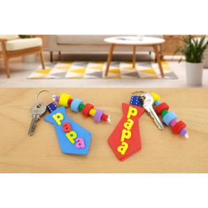 Fabriquez un porte-clés en forme de cravate pour la fête des pères ! Une activité DIY simple et colorée dès 3 ans, avec tout le matériel dans un kit dispo sur le site.