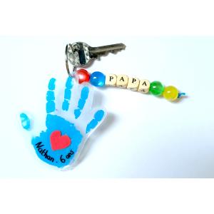 Pour la fête des pères, les enfants vont pouvoir immortaliser leurs empreintes et les transformer en jolis porte-clés grâce au plastique magique et un peu de peinture ! Ajoutez quelques perles