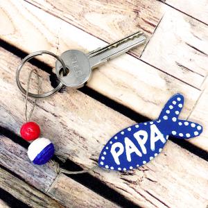 Quoi offrir pour la fête des pères cette année ? Et pourquoi pas ce porte-clés en perles avec un joli poisson ? Ce porte-clés accompagnera le meilleur des papas partout où il ira et pourra être person