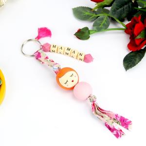Quoi offrir pour la fête des mères cette année ? Et pourquoi pas ce porte-clés en perles avec les lettres maman ? Ce porte-clés accompagnera la meilleure des mamans partout où elle ira et pourra être 
