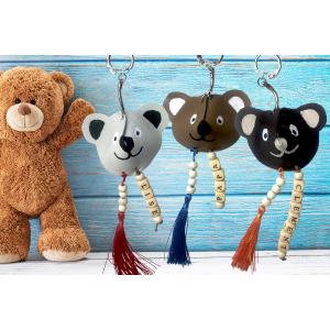 Pour la fête des pères, découvrez notre tutoriel pour fabriquer ces porte-clés oursons trop mignons en cuir ! Un cadeau tout mignon parfait pour offrir. Nous vous avons même préparé un modèle