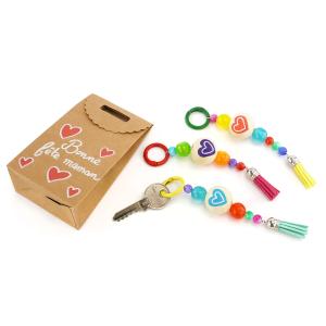 Fabriquez un joli porte-clés coloré à offrir pour la fête des mères avec des perles, pompons et feutres ! Une activité facile dès 3 ans.