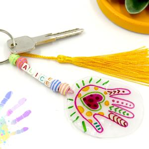 Offrir un porte-clés pour la Fête des mères ou des pères est une très bonne idée. C'est une cadeau original, simple et très joli qui fera plaisir à tout le monde. Vous avez trouver l'idée de cadeau pa