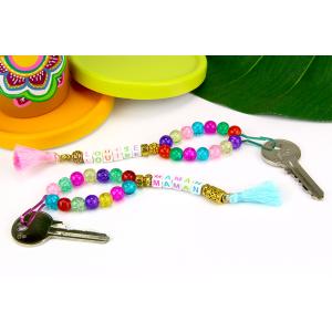 Avec des jolies perles, un peu de fil et quelques pompons nous allons fabriquer des portes-clés avec prénoms personnalisables. Un cadeau idéal à offrir pour la fête des mères !