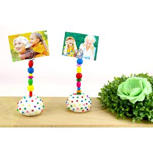 Découvrez une activité créative super facile qui permettra aux enfants de fabriquer des porte-photos colorés avec de la pâte à modeler, des perles en bois ! Les plus jeunes pourront également développ