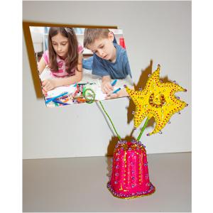 Activité de bricolage enfant pour faire un porte photo baroque avec un pot de yaourt peint et du carton. A chacun de le personnaliser selon ses goûts ! Fiche explicative et illustrée.