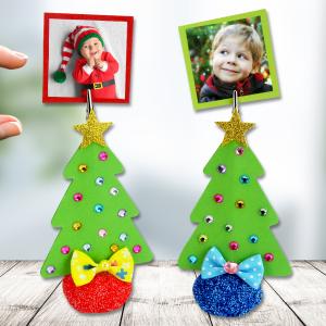 Pour Noël nous allons fabriquer des sapins trop mignons qui vous permettront d'accrocher vos plus jolies photos de famille ! Ces jolis sapins pourront également être utilisés comme des marque-plac