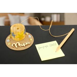Créez un porte-stylo décoratif et utile pour la fête des pères dès 3 ans ! Une activité manuelle simple avec bambou, cabochons et stickers à retrouver sur le site.