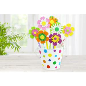 Pour cette activité les enfants utiliseront un seau, des gommettes, des pailles en carton et des fleurs en caoutchouc afin de fabriquer un magnifique pot de fleurs. Ce pot de fleurs fera une j