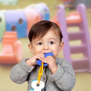 Privées ou publiques, les micro-crèches sont des petites structures qui n’accueillent pas plus d’une dizaine d’enfants. Focus sur les avantages et spécificités de la micro-crèche.
