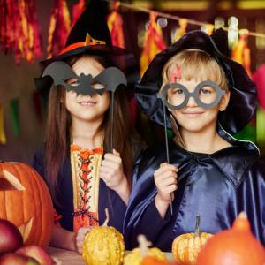 Le déguisement Halloween est une tradition millénaire qui nous vient des Anglo-saxons. Avant la Toussaint, ils célébraient les morts-vivants. Aujourd'hui, la fête a évolué et c'est l'occasion pour nos