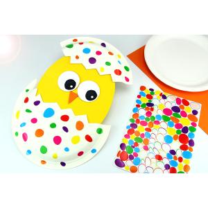 Avec un peu de papier, une assiette en carton et des jolies gommettes nous allons vous montrer comment fabriquer un poussin mignon. Une activité de Pâques facile et amusante pour les enfants d