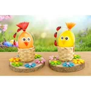 Poussin de Pâques dans son panier