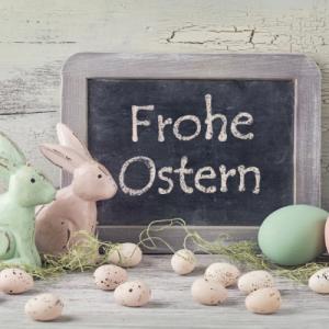 La veille de Pâques en Allemagne, les enfants confectionnent un nid de paille ou de mousse que les parents cachent dans le jardin ou dans la maison afin que le lapin de Pâques y dépose des œufs multic