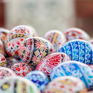 Dans la majorité des pays d'Europe (Suède, Finlande, Danemark, Pologne, Lituanie, Estonie ...) on peint et on décore les oeufs de Pâques. Dans certains pays, comme en Russie ou en Pologne la décoratio