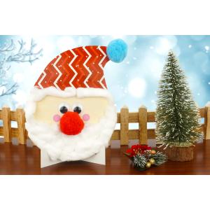 Une tête de Père Noël en bois avec une barbe en coton