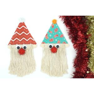 Au cours de cette activité les enfants vont s'amuser à fabriquer des pères Noël rigolos en utilisant des bâtonnets en bois, du fil macramé et du papier. Un bricolage de Noël facile et original