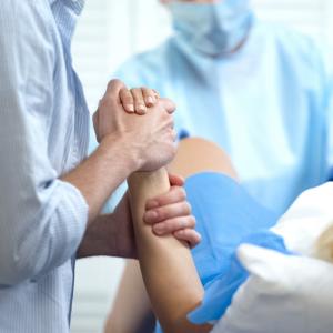 Qui doit vous accompagner : demandez-vous qui vous souhaitez avoir près de vous le grand jour de la naissance de votre bébé. Si la question doit...