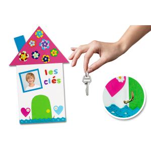 Lors de cette activité les enfants transformeront un simple support en bois en un range-clés mural représentant une jolie maison colorée. Un cadeau mignon et pratique à offrir à son papa ou à