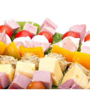 Recette des délicieuses brochettes jambon fromage tomate a realiser avec les enfants pour leur plus grand plaisir. C'est une recette tres simple a realiser et pourtant toujours appreciee par les petit