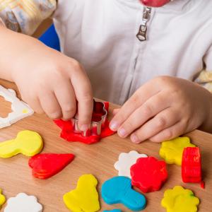 Simple et économique, la pâte autodurcissante est une activité que vous pouvez proposer à vos enfants dès 2 ans. Retrouvez la véritable recette de la pâte autodurcissante et toutes les infos sur l'act