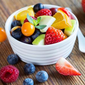 Recette d'une salade de fruits utilisant les fruits de printemps à partir de 2 ans