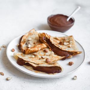 Recette de pâte à crêpes sans farine. Découvrez comment réaliser une pâte à crêpes quand on a pas de farine en la remplaçant par de la Maizena. Une recette délicieuse pour le Carnaval ou la Chandeleur