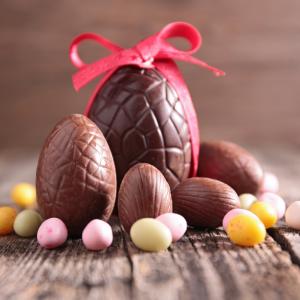 La recette des œufs en chocolat de paques qui plaira aux petits comme aux grands. Une activité gourmande et drôle à faire en famille avant la chasse aux oeufs. Retrouvez toutes les informations et ast